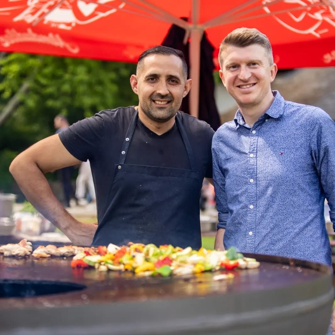 Echipa JARR Events gătind legume pe disc la un eveniment în Sibiu